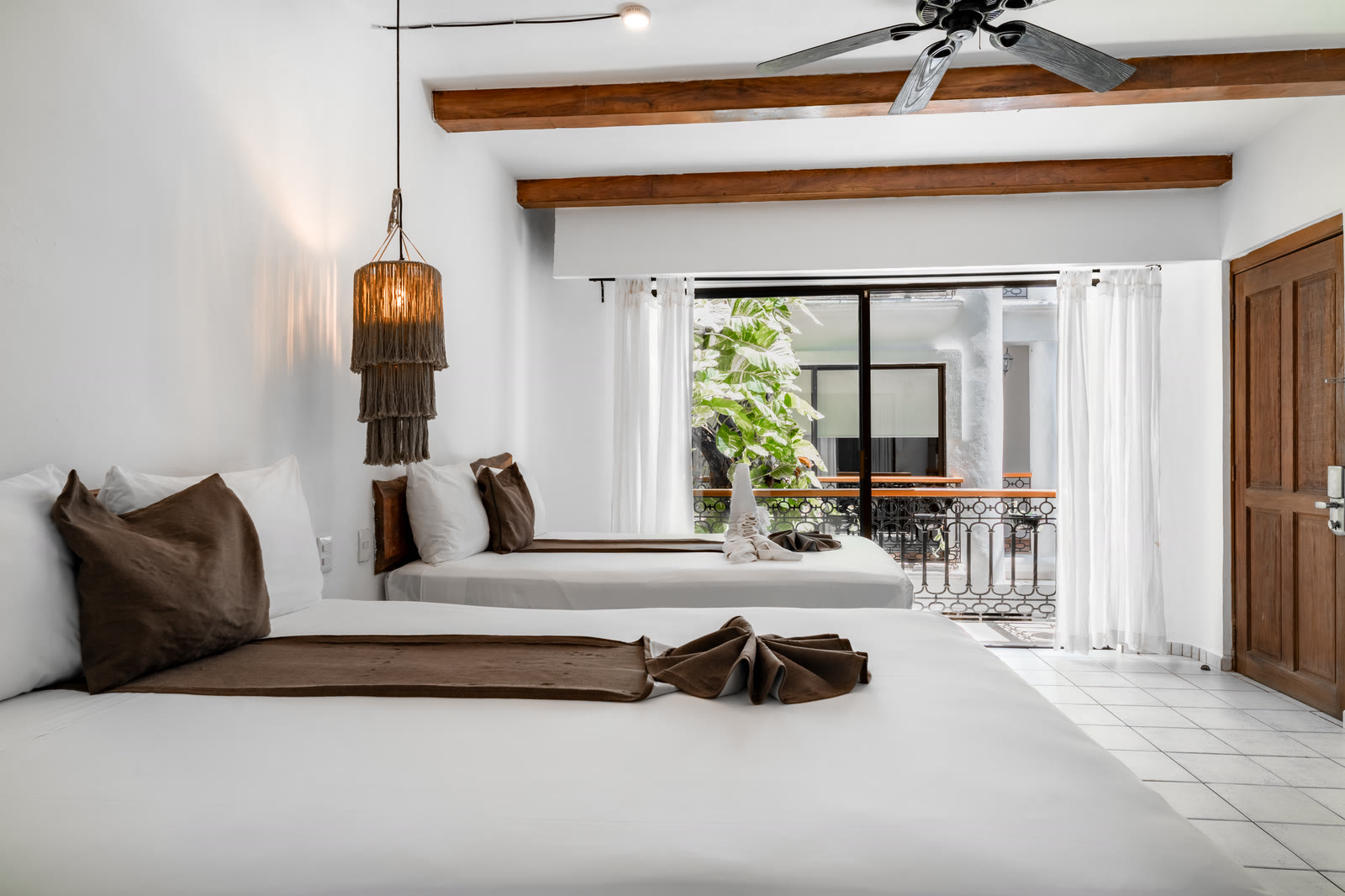 Habitación Doble Deluxe con dos camas y balcón